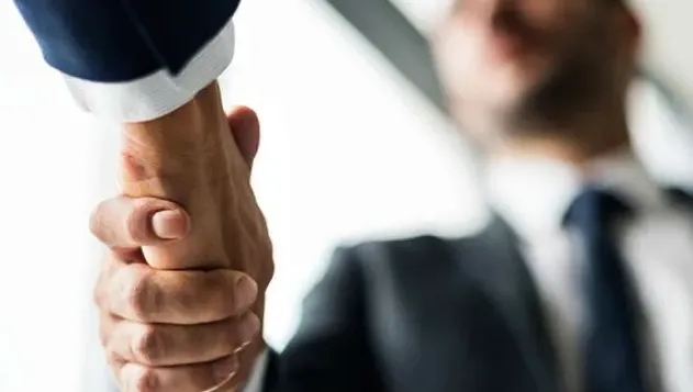 Apretón de manos en una reunión de negocios