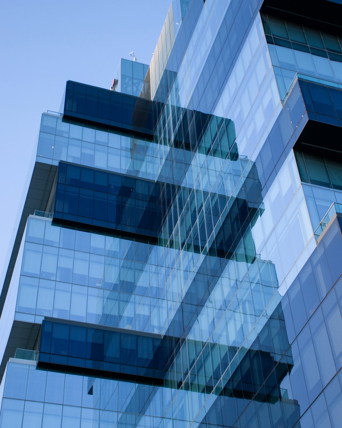 Fachada de cristal de un edificio moderno