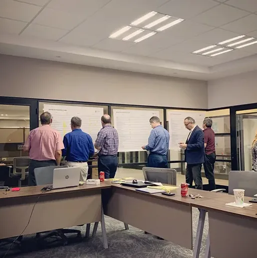 Equipo BlueWolf en una sesión de trabajo con clientes