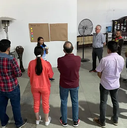 Equipo BlueWolf en una sesión de trabajo con clientes