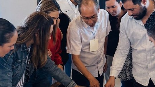 Equipo trabajando en un taller