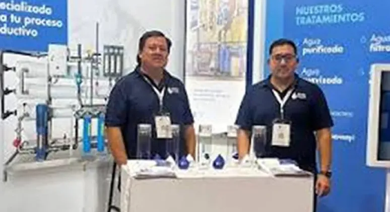Equipo de Water House Group en su stand